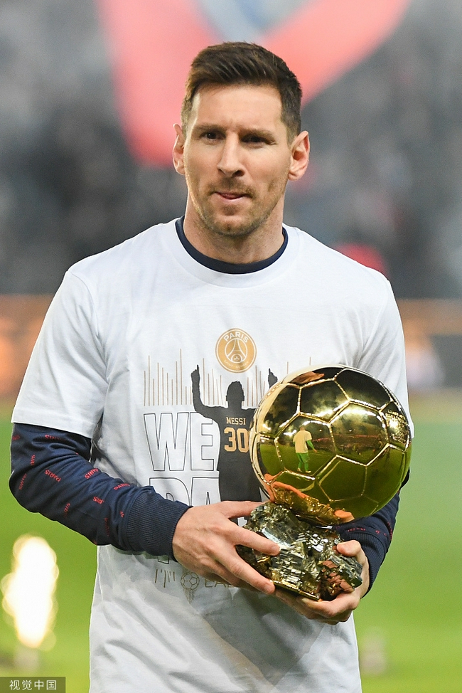 林诗栋：我没有让大家失望！胜利后亲吻胸前国旗（林诗栋：不负众望，取胜后深情亲吻胸前国旗）