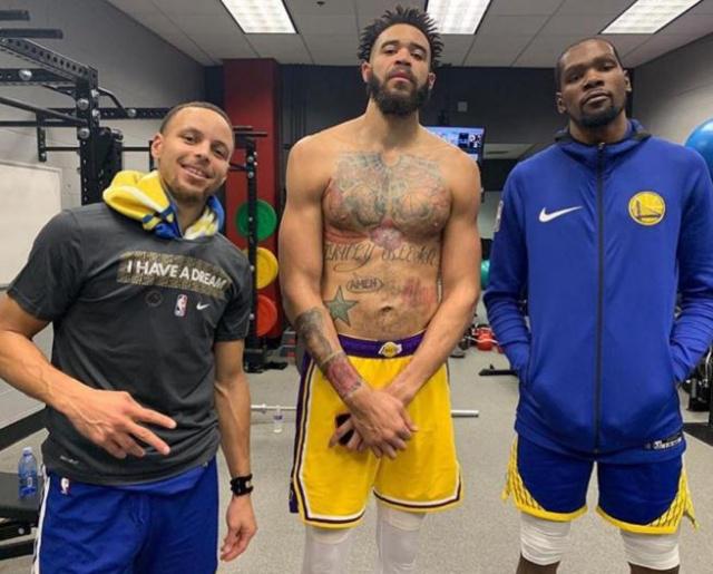 麦克丹尼尔斯第三节5中5轰12分，带领森林狼迫近比分（麦克丹尼尔斯第三节5投全中砍12分，助森林狼缩小差距）