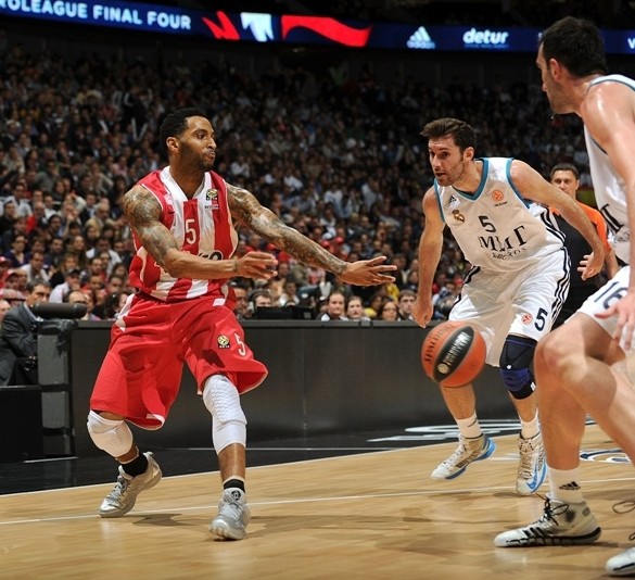 浙江广厦4分险胜！新赛季开门红，塔克首秀22分7篮板，孙铭徽12分（广厦开门红险胜4分，塔克首秀22分7篮板，孙铭徽贡献12分）