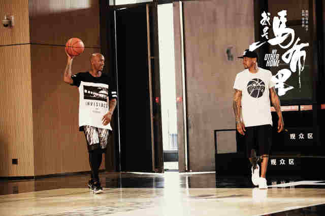 詹姆斯关键上篮助球队锁胜（詹姆斯致胜上篮锁定胜局）