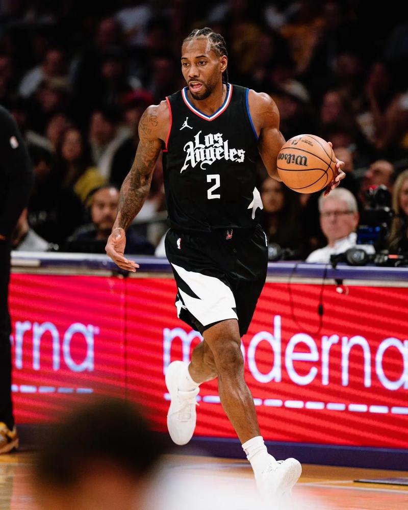 詹姆斯关键时刻稳住节奏（决胜时刻，詹姆斯掌控比赛节奏）