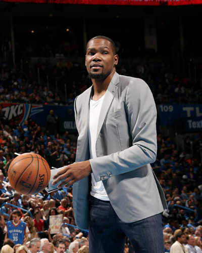 拜仁26／27赛季主场球衣谍照：红色基调搭配领口袖口金色线条（拜仁26／27赛季主场球衣曝光：通体红色，领口与袖口采用金色细边）