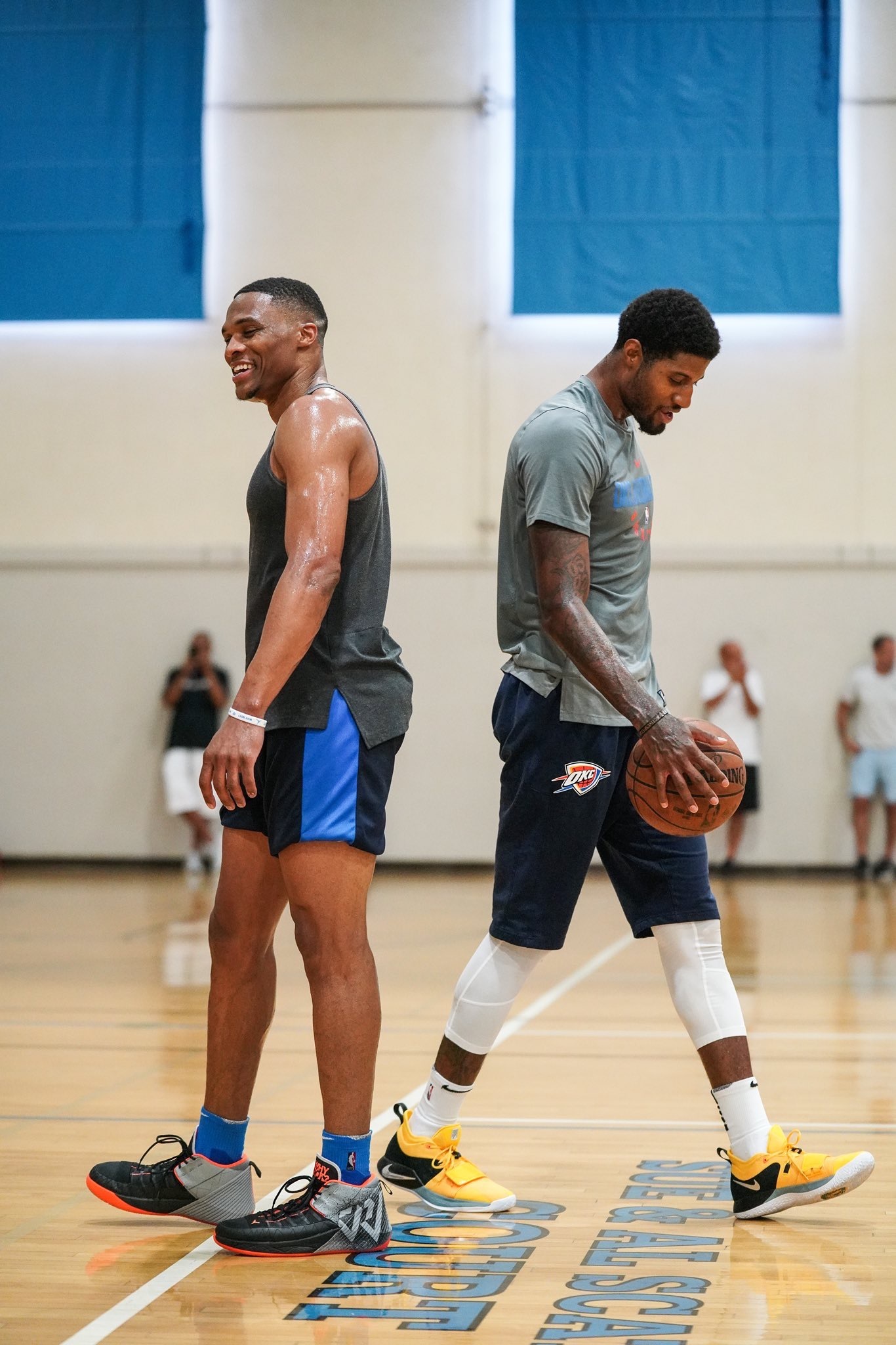 图集：梅西印度行首站活动场面混乱，球迷手持长棍、座椅被拆（图集：梅西印度行首站现场失序，球迷持长棍、座椅遭拆）