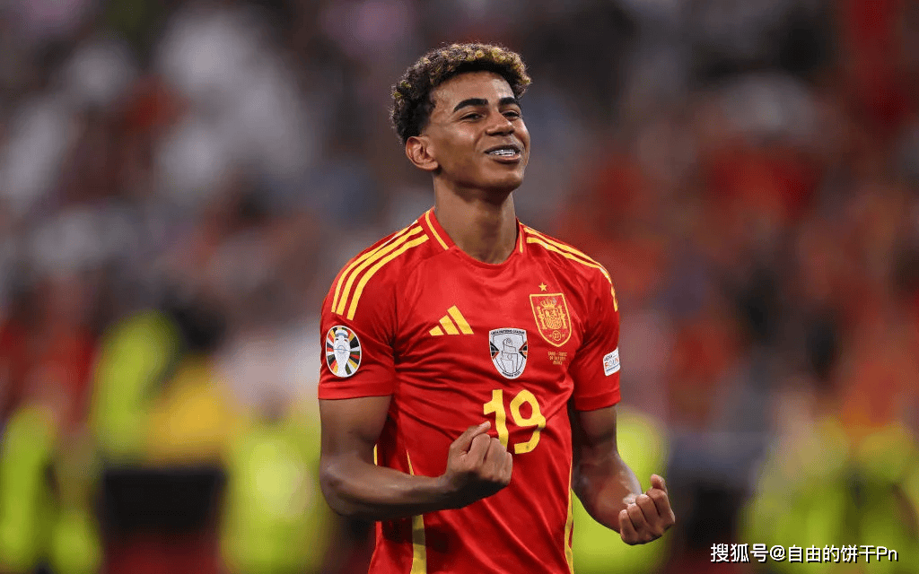 科贝记者：法兰克福球迷往巴萨球迷区投掷杂物甚至发射焰火（科贝记者：法兰克福球迷在巴萨球迷区投掷杂物并施放焰火）