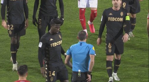 男子下棋时吸烟不慎引燃衣物