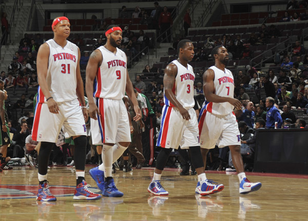 东詹缺阵里夫斯36分难救主，布朗复出30+8+8，凯尔特人大胜湖人（詹姆斯缺阵，里夫斯轰36分仍无力回天；布朗复出砍30+8+8，凯尔特人轻取湖人）