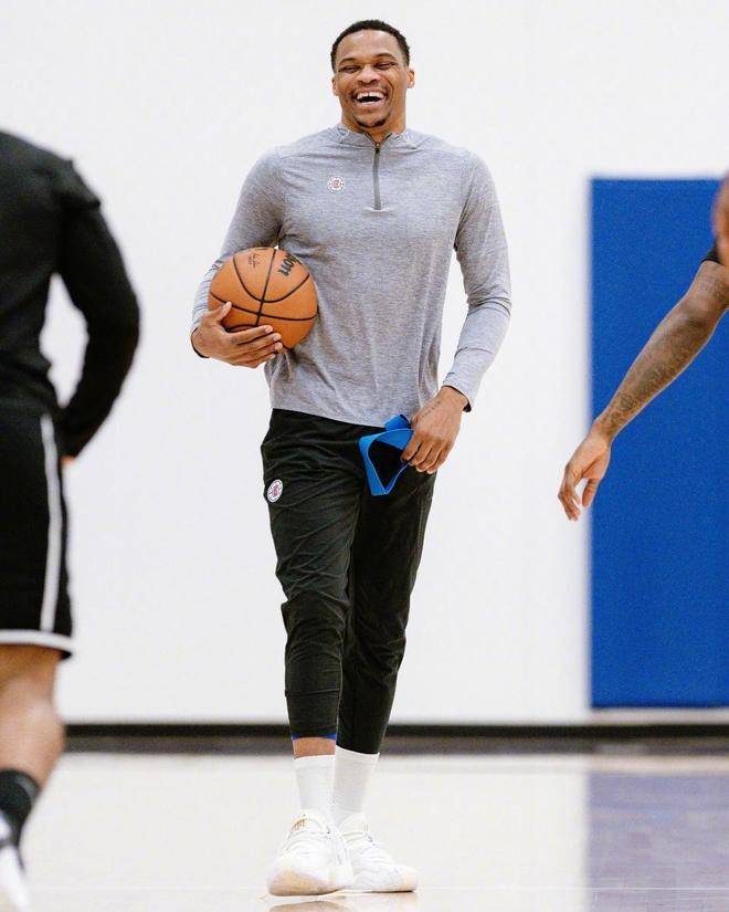 阿斯：范戴克与利物浦续约前曾联系皇马，但遭到皇马方面拒绝（阿斯：范戴克续约利物浦前曾接触皇马，遭对方拒绝）