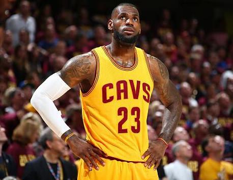 山东男篮激烈对决青岛男篮，裁判控场不足引发热议，球员受伤成焦点。（山东与青岛男篮上演恶战，裁判控场不力惹争议，球员受伤成焦点）